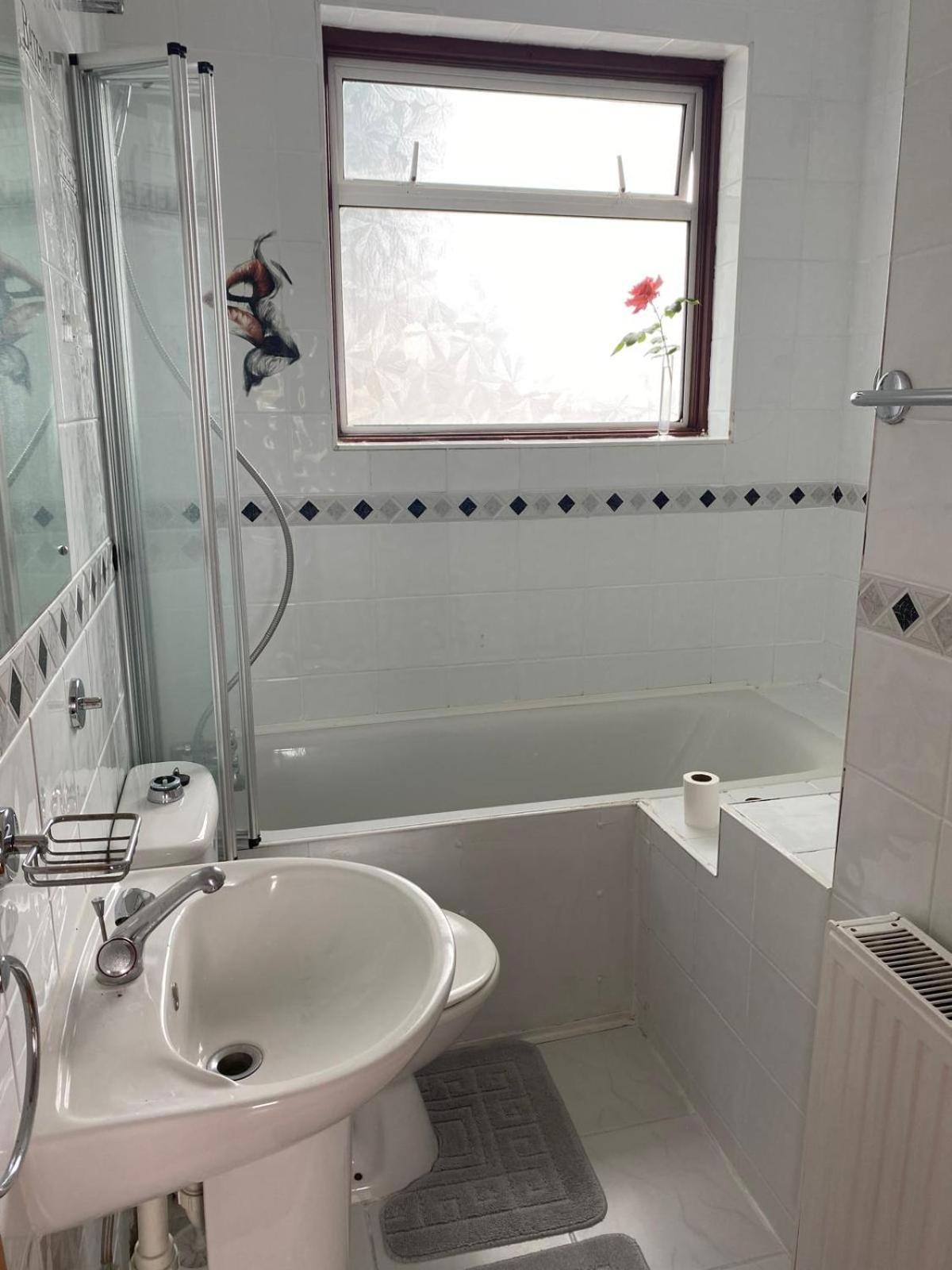 Lovely Rooms In West London Northolt  エクステリア 写真