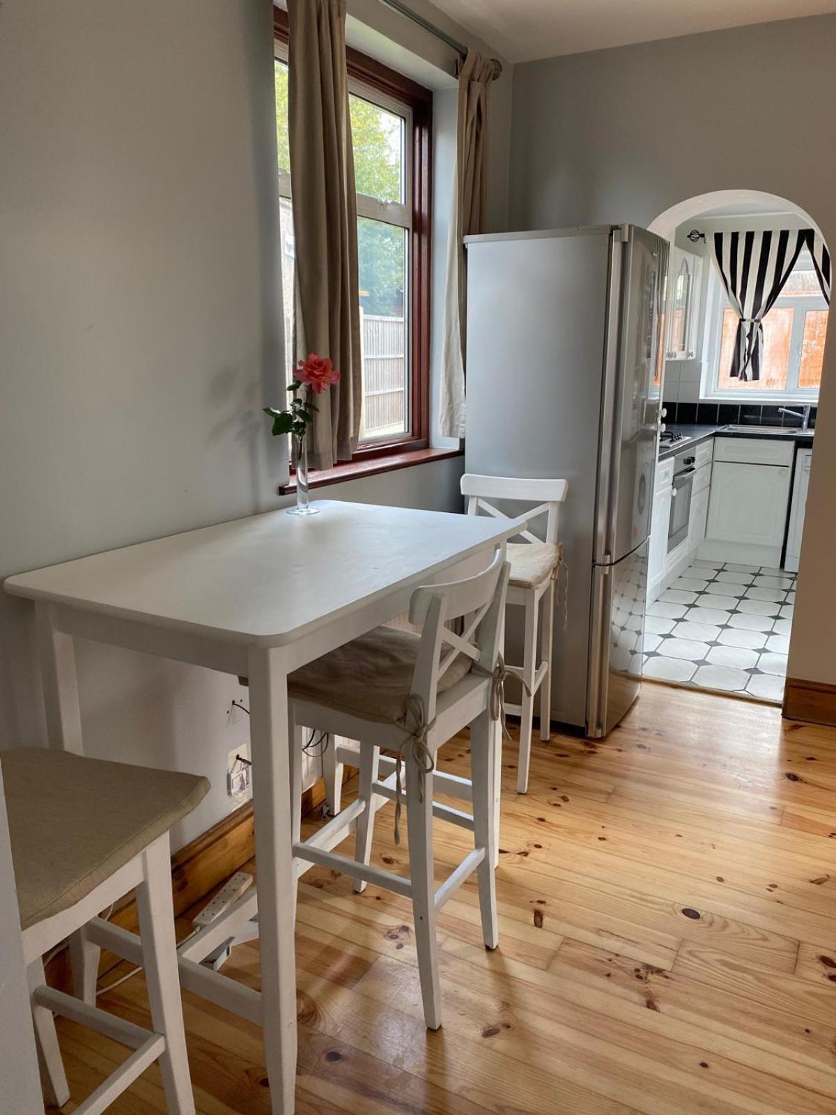 Lovely Rooms In West London Northolt  エクステリア 写真