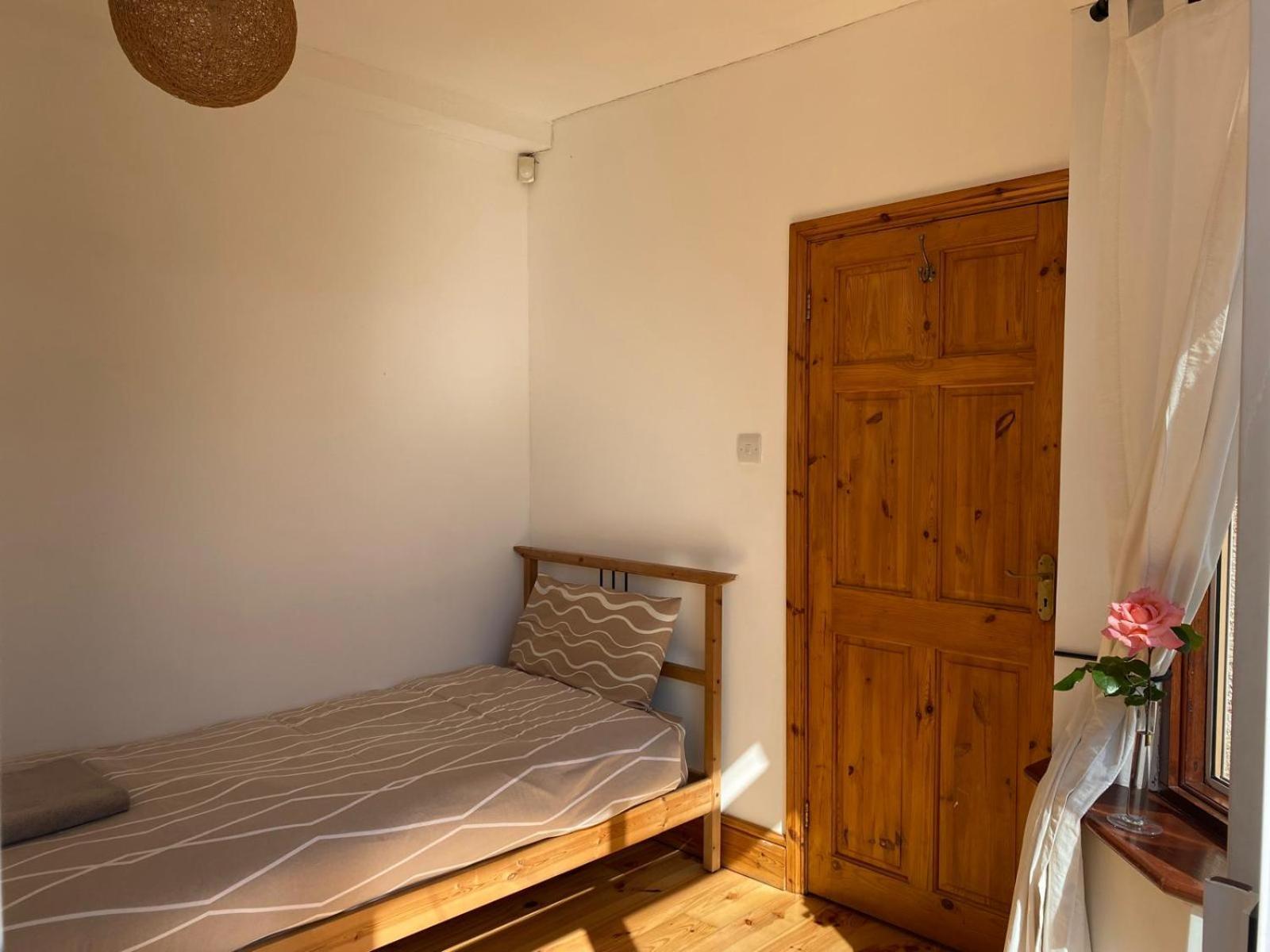 Lovely Rooms In West London Northolt  エクステリア 写真