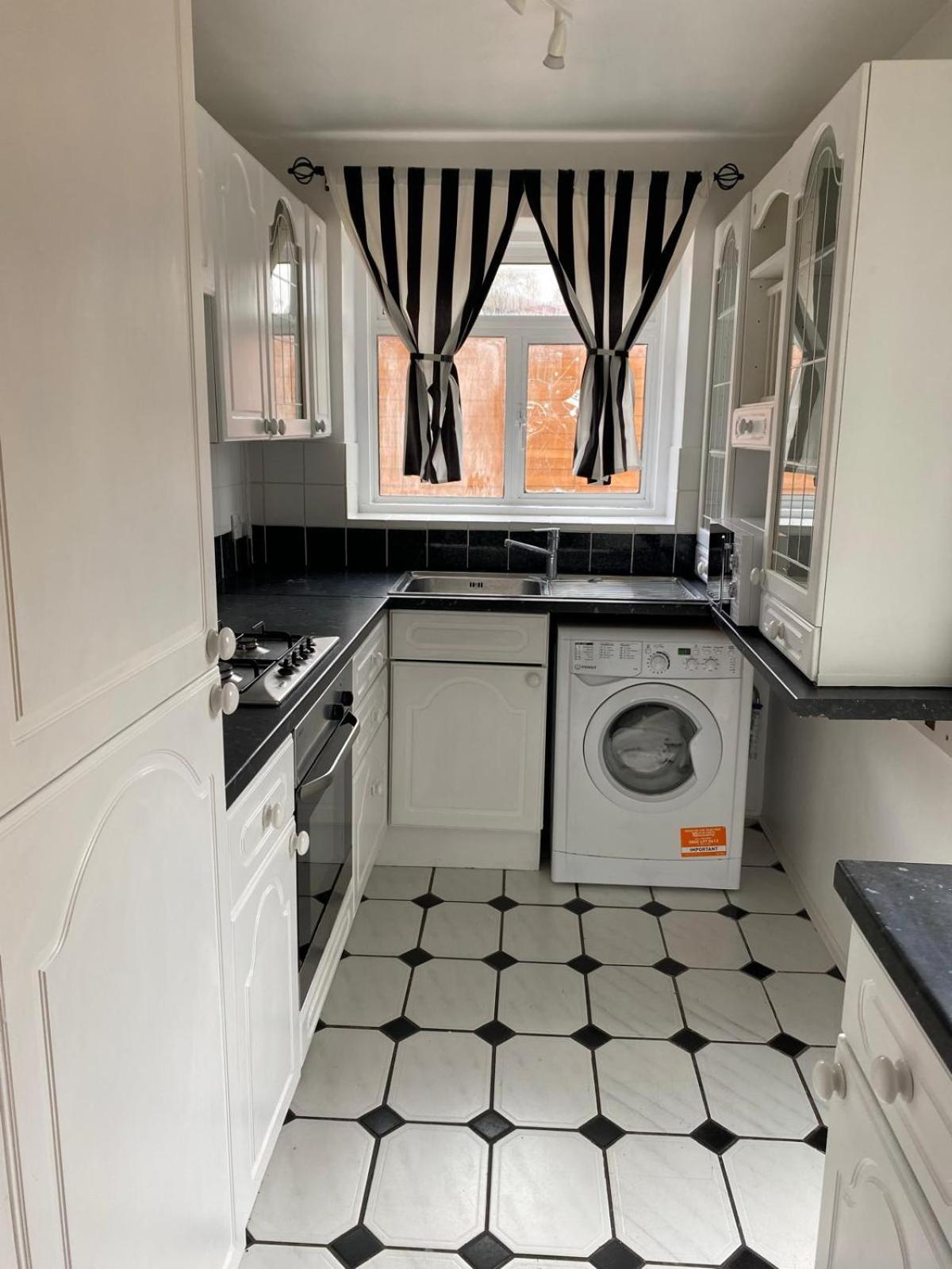 Lovely Rooms In West London Northolt  エクステリア 写真