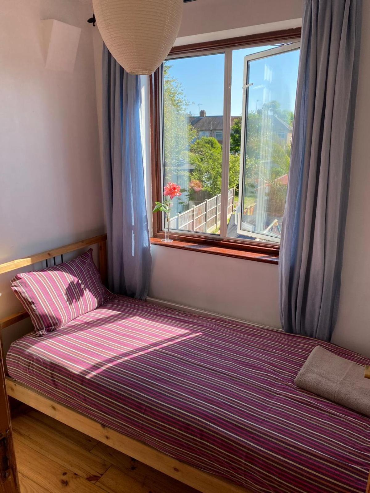 Lovely Rooms In West London Northolt  エクステリア 写真