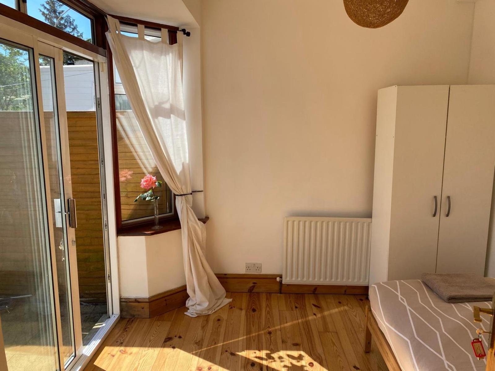 Lovely Rooms In West London Northolt  エクステリア 写真