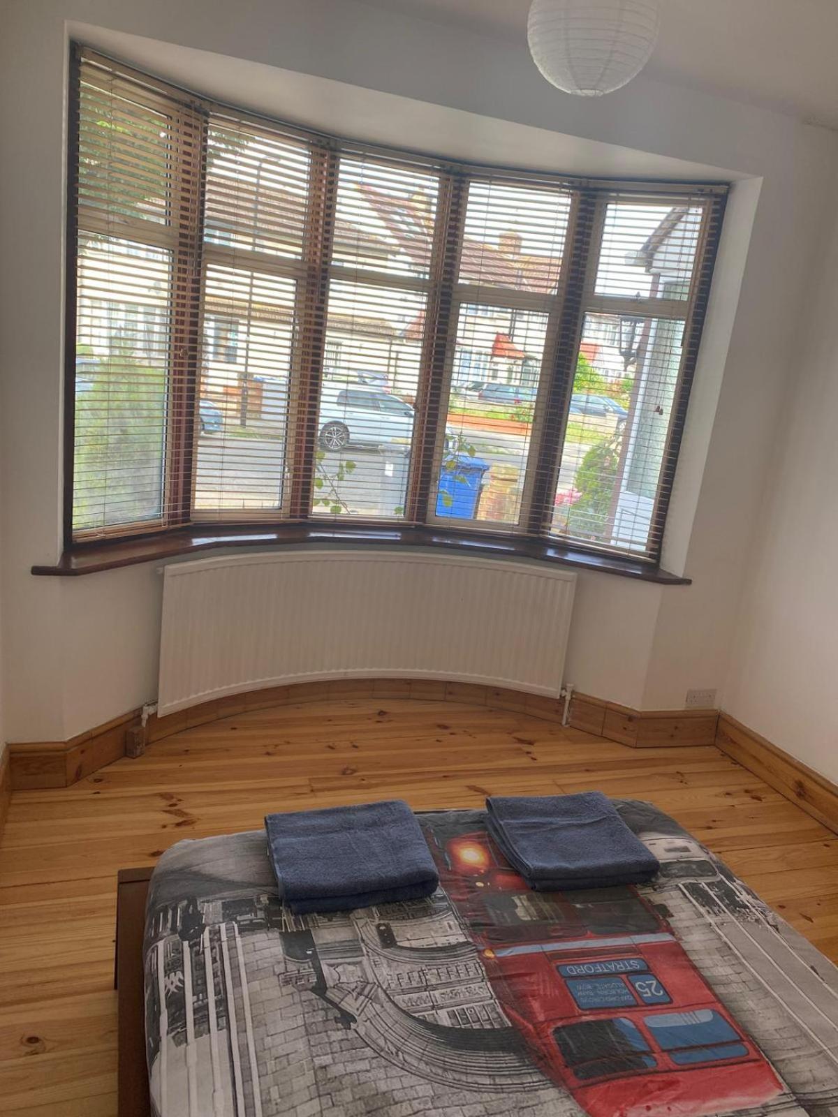 Lovely Rooms In West London Northolt  エクステリア 写真
