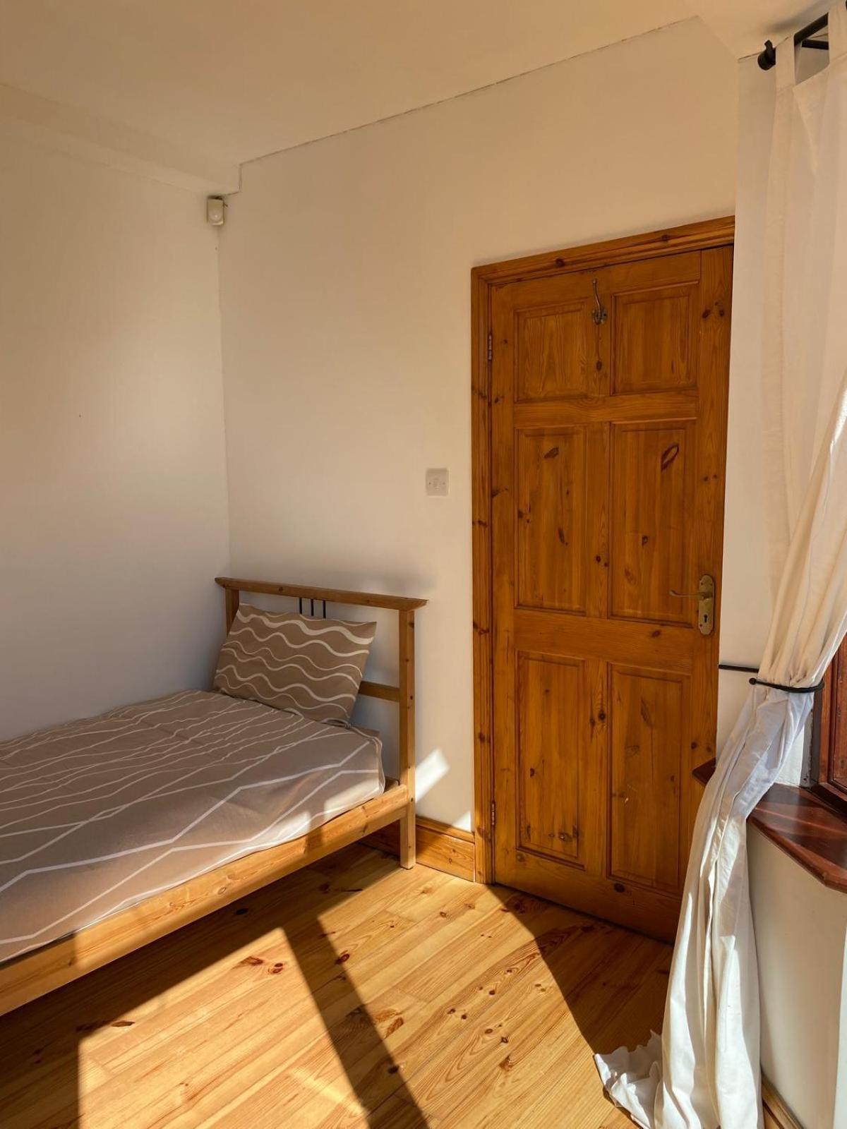 Lovely Rooms In West London Northolt  エクステリア 写真