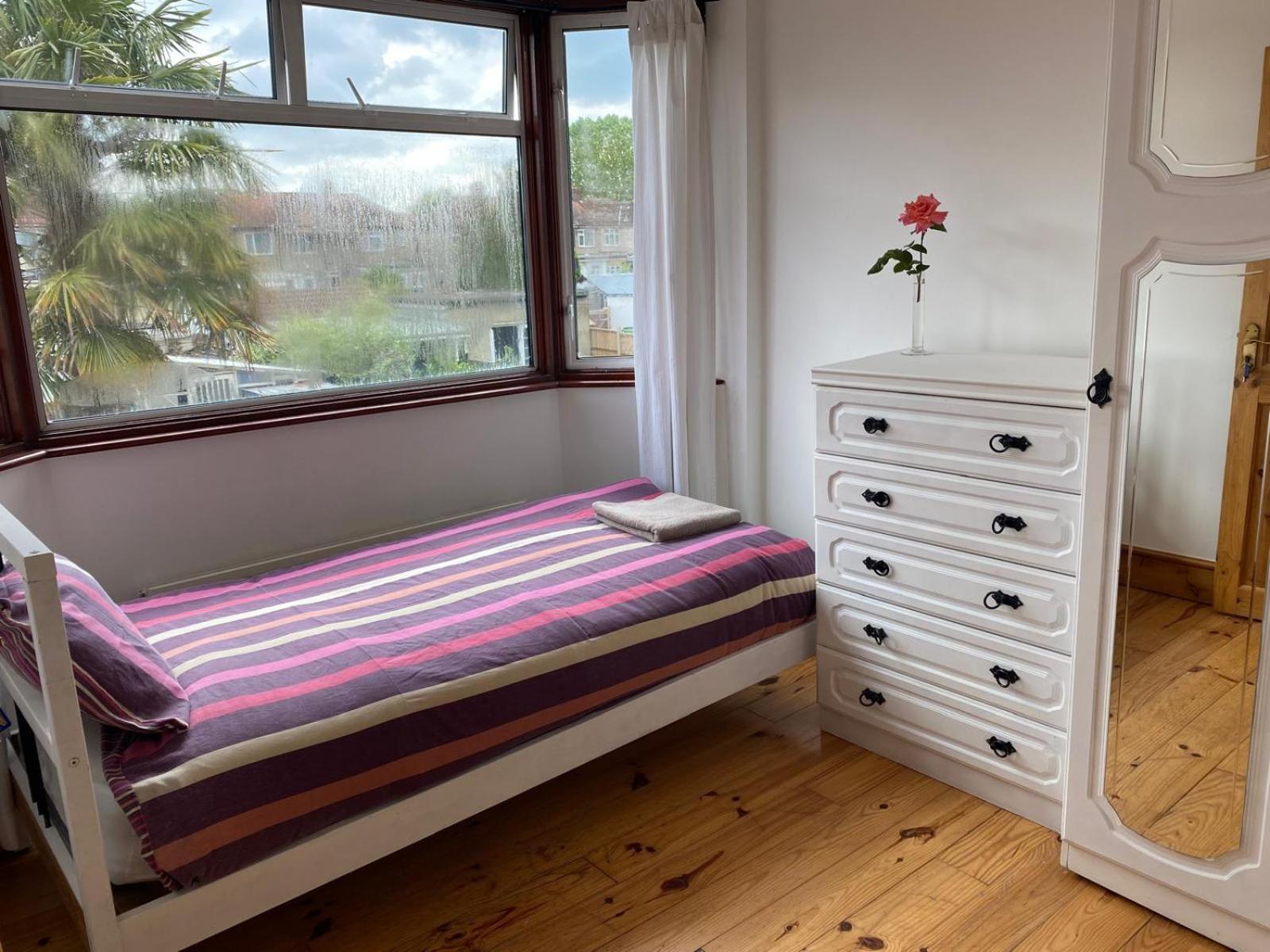 Lovely Rooms In West London Northolt  エクステリア 写真